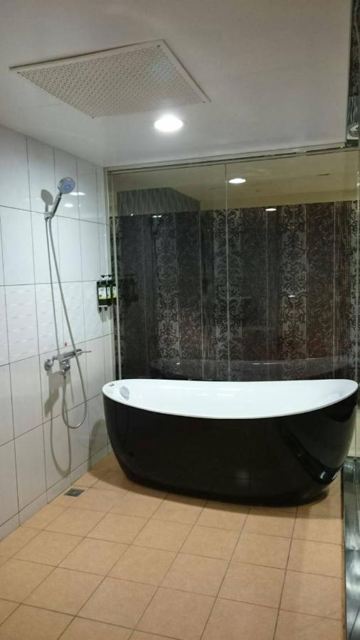 Hosin Hotel Taichung Bagian luar foto