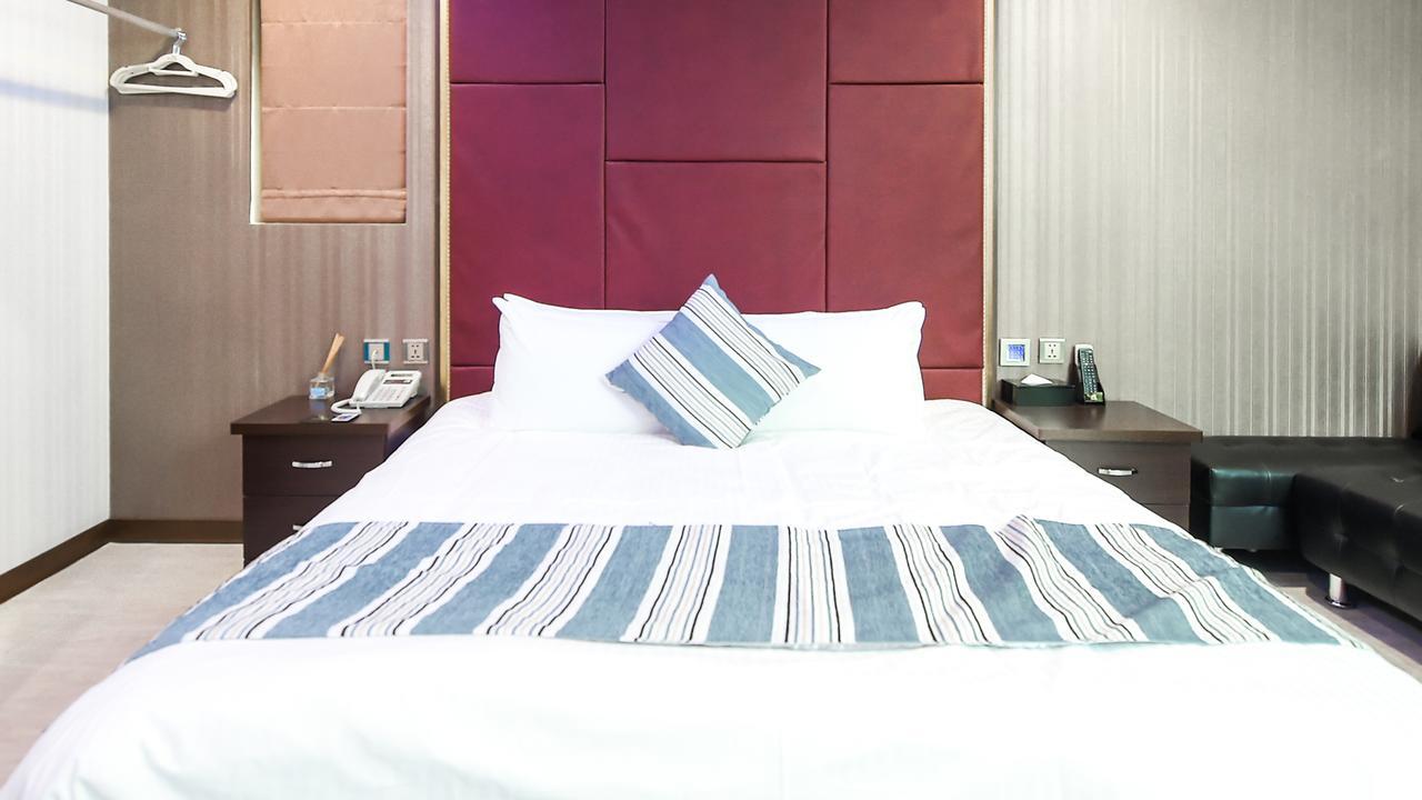 Hosin Hotel Taichung Bagian luar foto